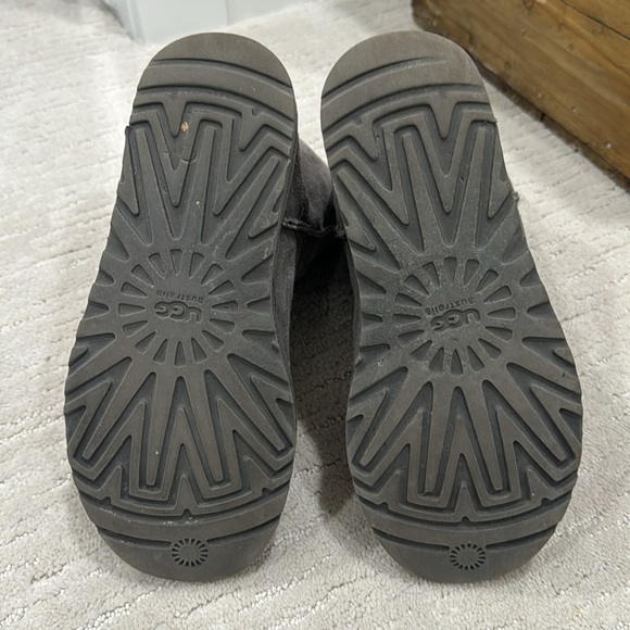 UGG Classic Short Boot - Picture 5 of 5